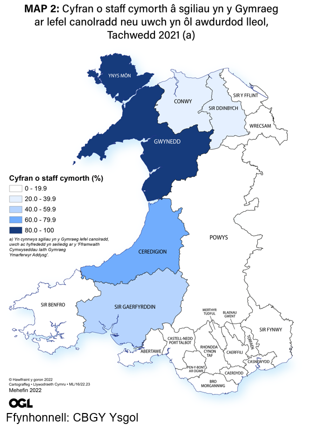 Map 2 yn dangos mae Ynys Môn a Gwynedd sydd â'r gyfran uchaf o staff cymorth â sgiliau iaith Gymraeg lefel canolradd neu uwch.