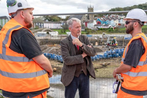 Y Dirprwy Brif Weinidog sy'n gyfrifol am Newid Hinsawdd, Huw Irranca-Davies yn ymweld â chynllun amddiffyn rhag llifogydd gwerth £31.5m yn Aberaeron.