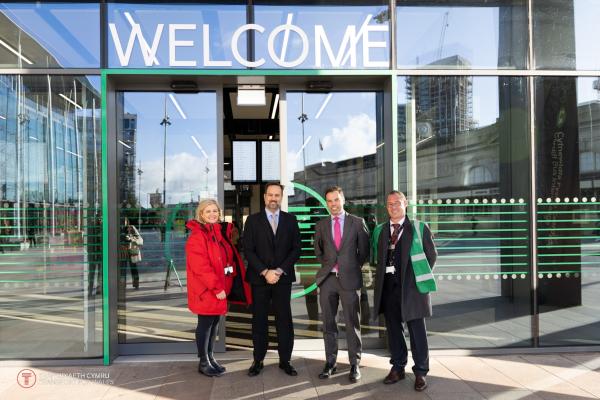 Llun o Marie Daly, Trafnidiaeth Cymru, Craig Hampton-Stone, Ysgrifennydd y Cabinet dros Drafnidiaeth a Gogledd Cymru, Ken Skates, a Gavin Hawkins, tu fas i'r Cyfnewidfa Fysiau.